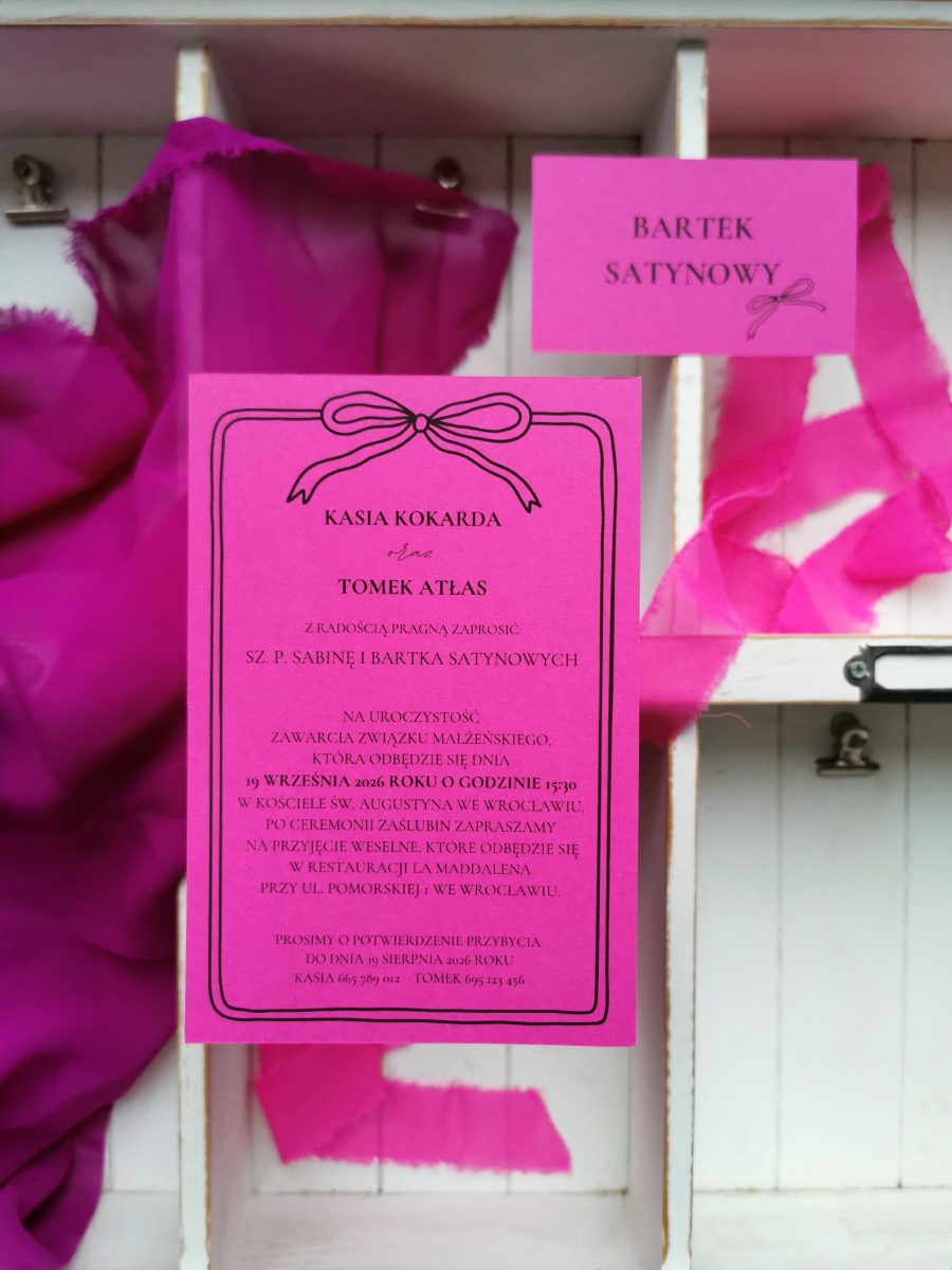 1027. Fuksjowe zaproszenie ślubne z kokardką